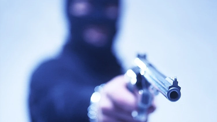 רעול פנים עם אקדח