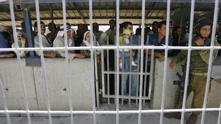 חייל במחסום חווארה