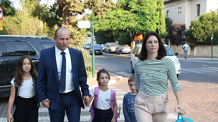 נפתלי בנט ומשפחתו