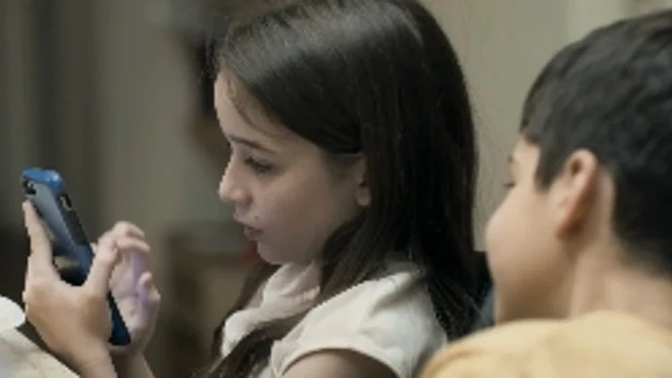 ילדים עם טלפון סלולרי, מתוך "מסובך"