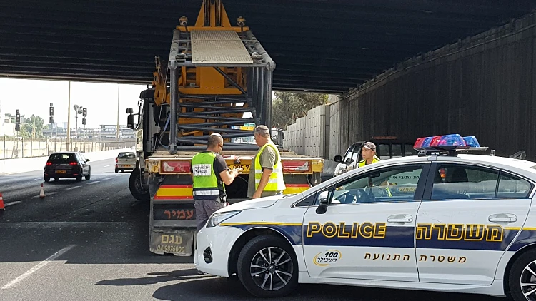 משאית עם מנוף פתוח התנגשה בגשר לה גוארדיה בנתיבי איילון