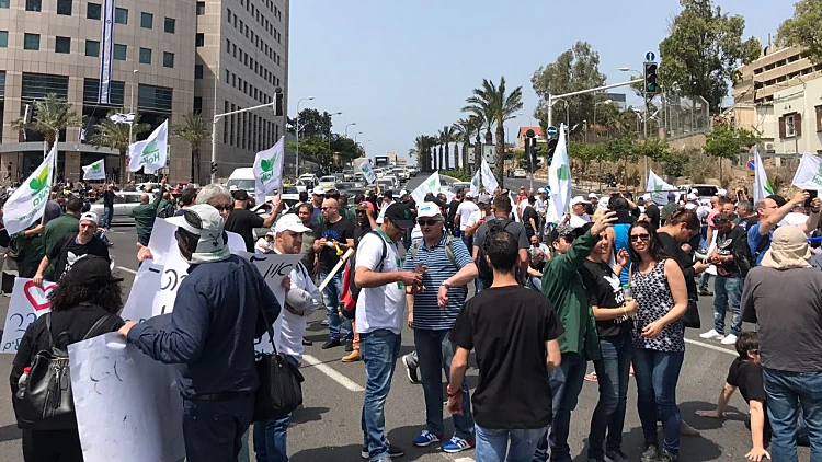 הפגנת עובדי חיפה כימיקלים בצומת עזריאלי בתל אביב
