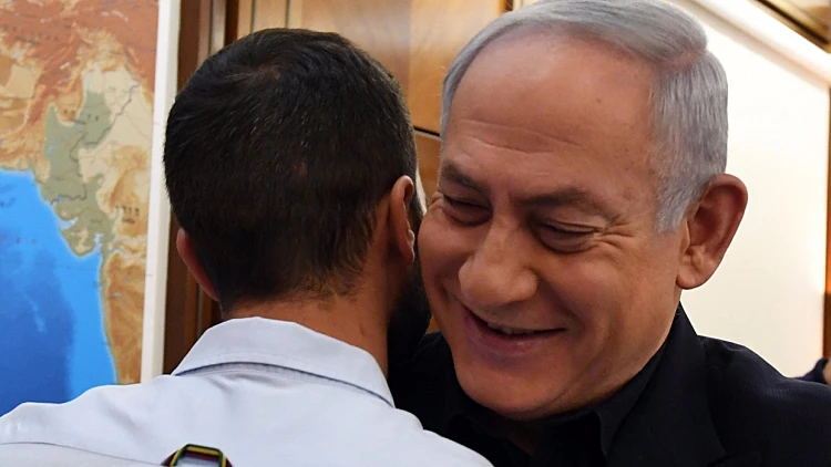 פגישת ראש הממשלה בנימין נתניהו עם המאבטח זיו שהותקף בשגרירות ישראל בירדן והשגרירה עינת שלאין