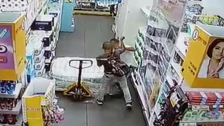 הדוקר בסופרמרקט ביבנה, תוקף את אחד העובדים