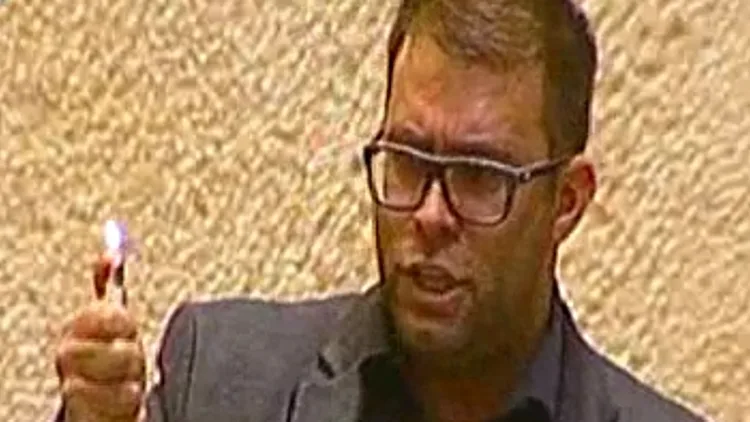 אורן חזן עם מצית במליאה