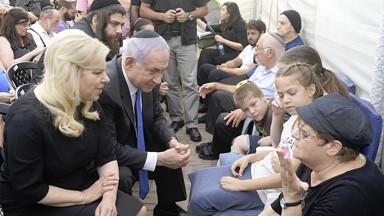 ראש הממשלה נתניהו ורעייתו מנחמים את משפחת סלומון