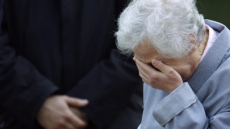 אישה מבוגרת בוכה