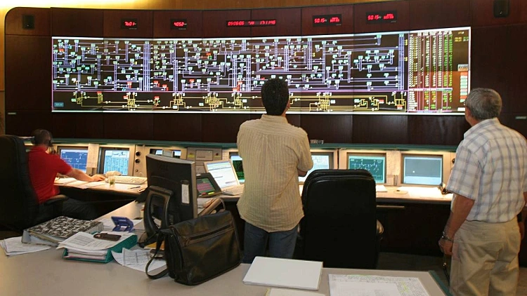 חדר בקרה בחברת החשמל