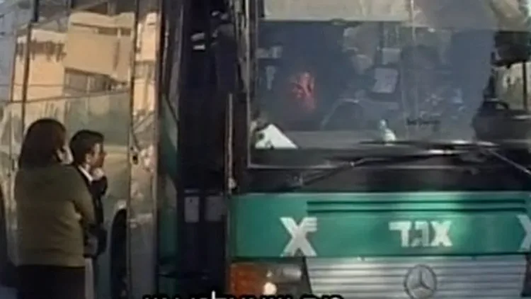 אוטובוס במושב תפרח בדרום בו יש הפרדה בין נשים וגברים