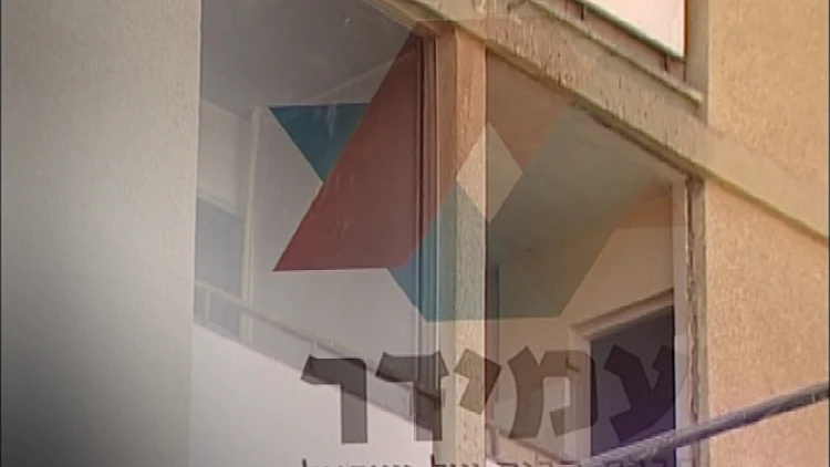 לוגו חברת עמידר על רקע בניינים של החברה