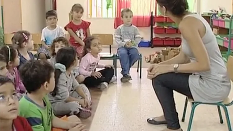 ילדים וגננת בגן