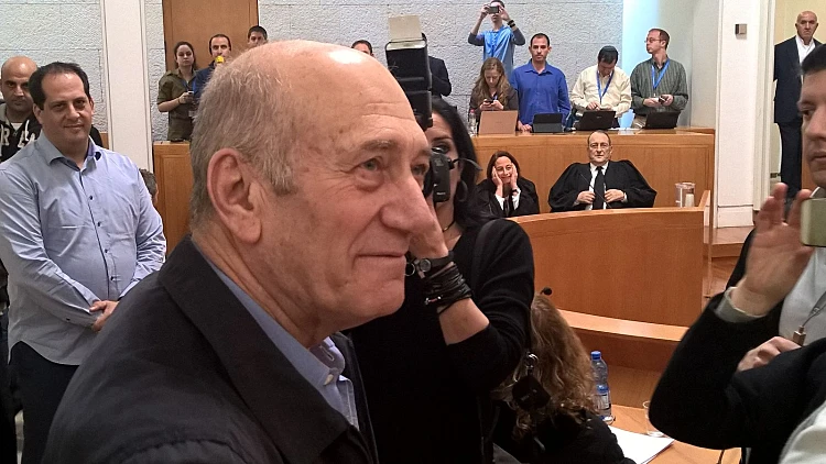ראש הממשלה לשעבר אהוד אולמרט עם שליחתו לכלא