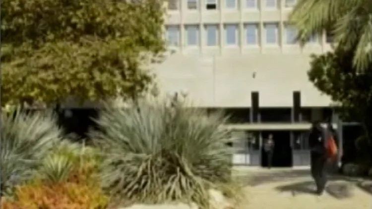 הכניסה לבניין האוניברסיטה העברית בירושלים