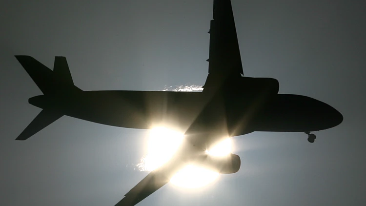 מטוס מסתיר את השמש