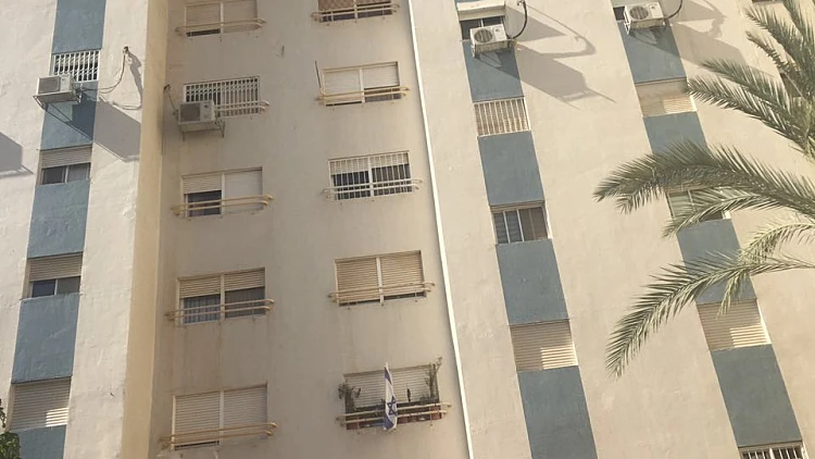 בניין מגורים בבאר שבע ממנו נפל פעוט בן 4 מהקומה השמינית ומת