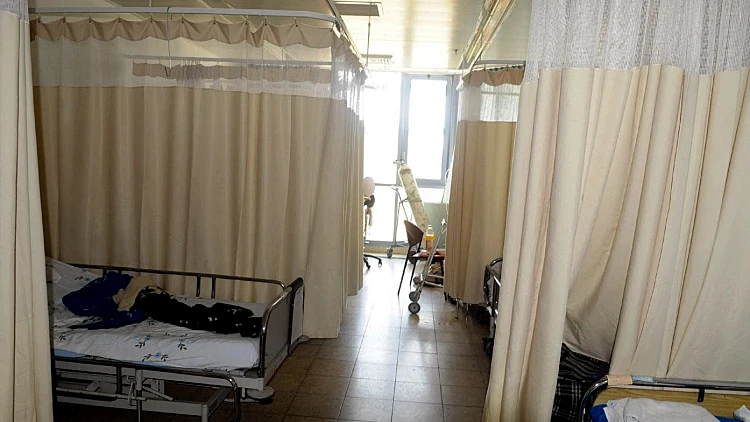 חדר אוכל במחלקה הפנימית בברזילי, המלא במיטות אישפוז