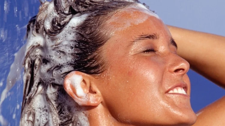 אישה מתקלחת, חופפת את הראש