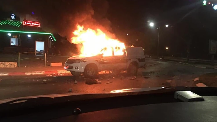 ניידת משטרה שהוצתה בכפר קאסם בעימותים בין תושבי העיר למשטרה