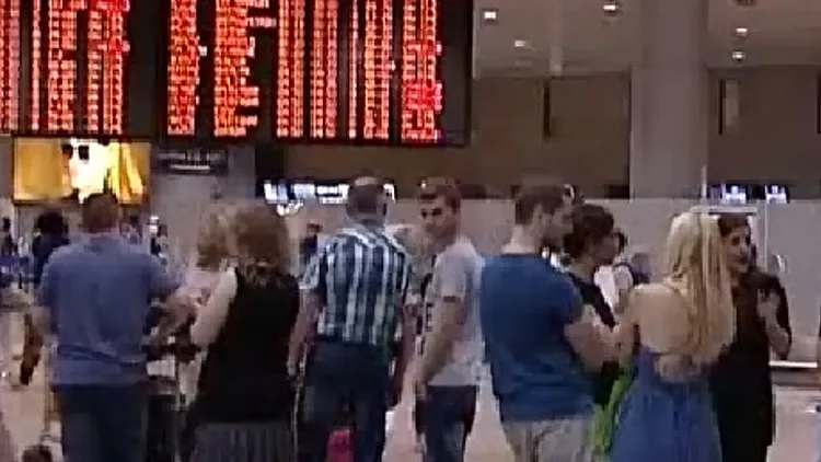 נוסעים תקועים בנתב"ג בשל ביטול הטיסות של חברות התעופה לישראל וממנה