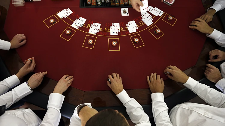 חלוקת קלפי פוקר בקזינו