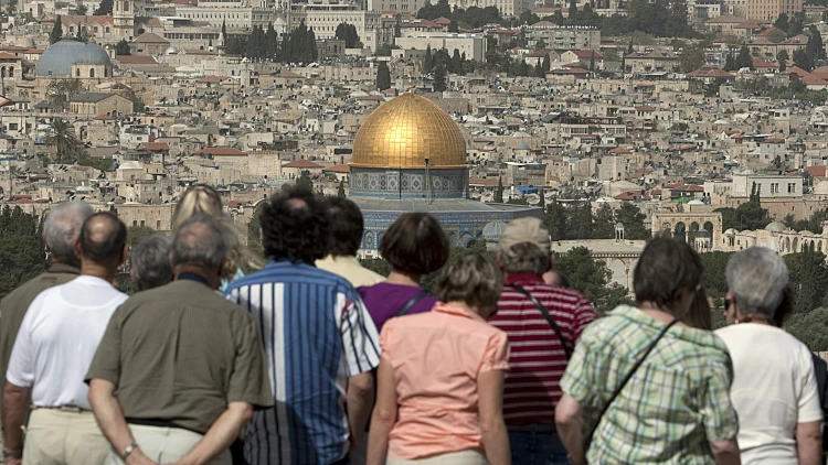 תיירים מביטים בכיפת הסלע