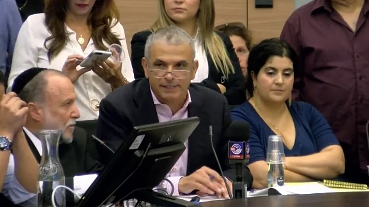 שר האוצר כחלון נושא דברים בוועדת הכספים בכנסת