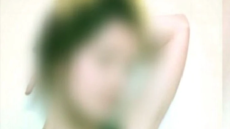 "אין סיכוי שהיא התאבדה": אמה האומנת של הצעירה שנפלה מרכב ונהרגה מדברת