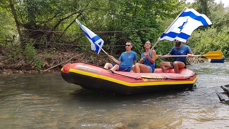 נופשים משייטים בנחל החצבני ביום העצמאות 2017