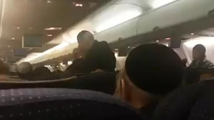 נוסעים בטיסת UP: חרדי דרש לכבות את המסכים – ועיכב טיסה במשך שעה | צפו בתיעוד מהמטוס