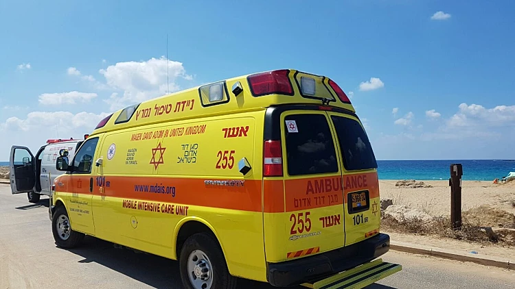 אמבולנס בחוף בצת בנהריה בו טבע גבר למוות