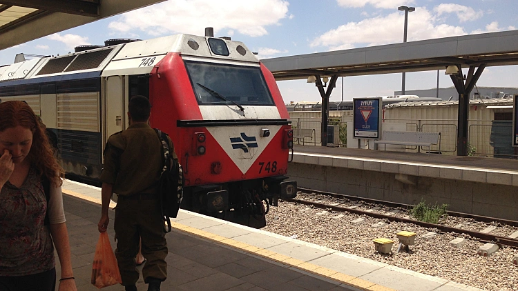 תקלת ענק ברכבת: כלי הנדסי פגע בכבלים - שיבושים במרכז ובדרום