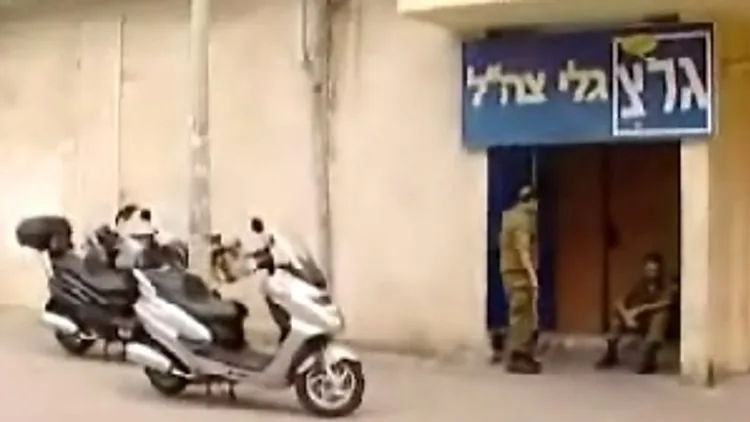 הכניסה לבניין תחנת הרדיו הצבאית גלי צה"ל - תקריב