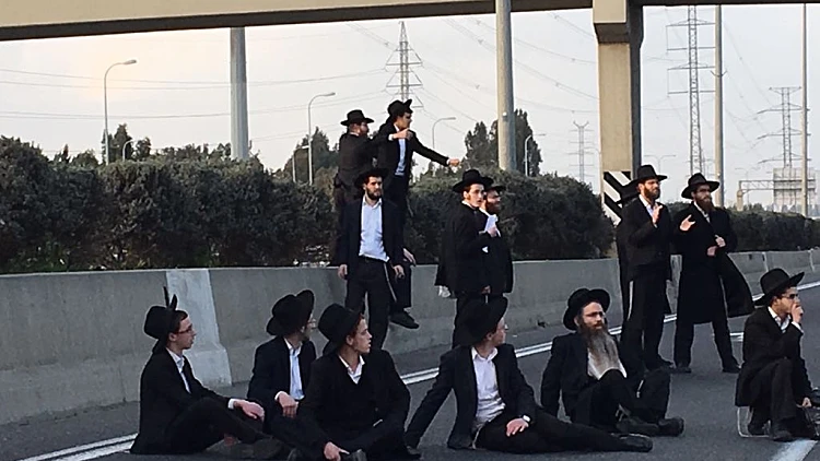 חרדים מפגינים חוסמים את מחלף גנות, כביש 4