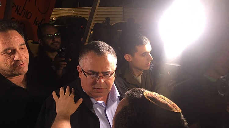 דוד ביטן מדבר עם מפגינים מתאגיד השידור מחוץ לביתו