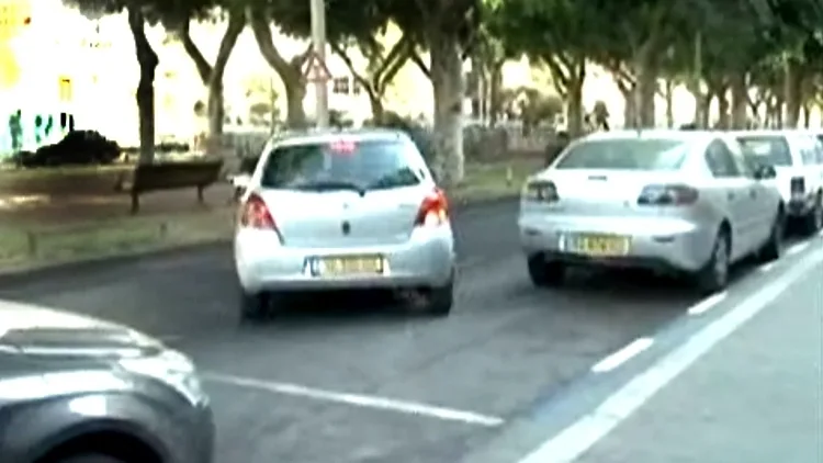 מכונית נכנסת לחניה בשדרת רוטשילד בתל אביב