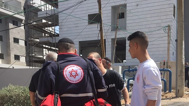 צוות מגן דוד אדום מחוץ לדירה בטבריה בה נמצאה גופת אישה ועליה סימני אלימות