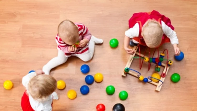 תינוקות משחקים