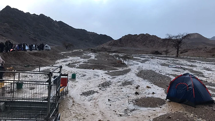 הצפה בחניון הלילה נטפים רודד, תלמידי תיכון עמק החולה פונו