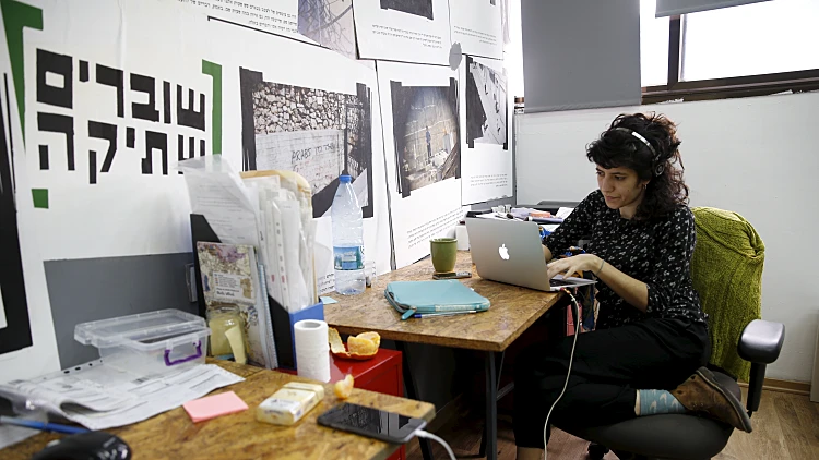 עובדת בארגון "שוברים שתיקה"