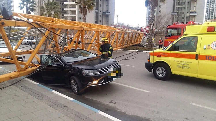 קריסת מנוף בבת ים