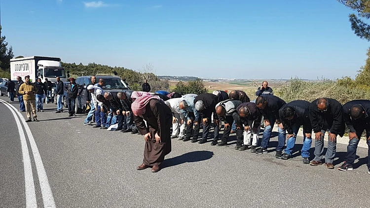 אזרחים ערבים מפגינים בכביש 1 על הרג הנהג הדורס מהדרום