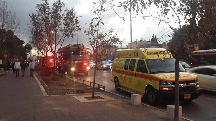 חשד לחומרים מסוכנים: שני מחוסרי הכרה אותרו בבניין בירושלים