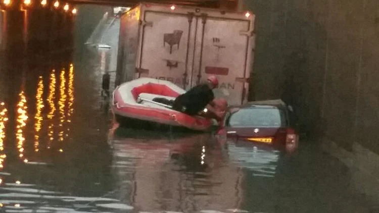 ההצפות בעקבות הגשמים במעבר התת קרקעי ליד הסינמול, חיפה