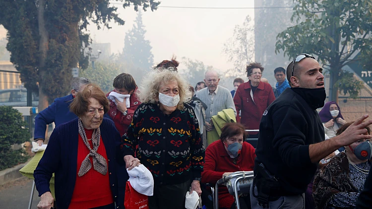 פעולות הכיבוי ופינוי התושבים בשריפה בחיפה