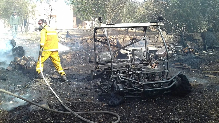 שריפה משתוללת בנטף: שני בתים עלו באש; קפריסין אישרה מטוס סיוע