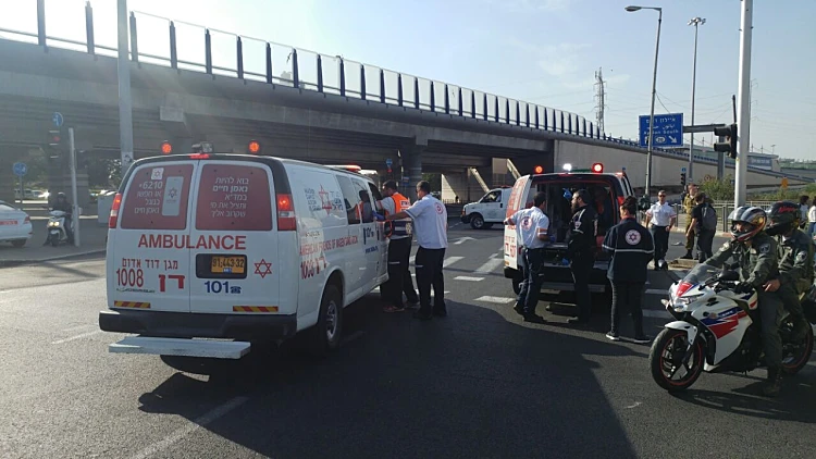 אמבולנסים של מגן דוד אדום בזירת תאונת דרכים בכביש 44 בסמוך לצומת חולון