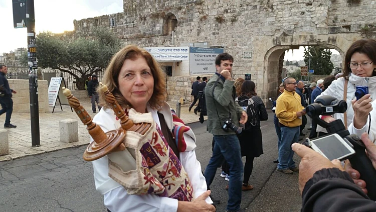 פעילת נשות הכותל בהפגנה למען מתווה הכותל