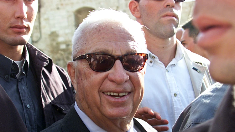 אריאל שרון בעלייתו להר הבית