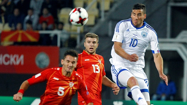 תומר חמד מנסה להשיג את הכדור