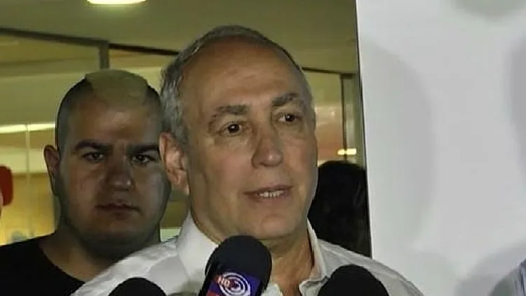 חמי פרס, בנו של הנשיא לשעבר שמעון פרס, מחוץ לבית החולים "שיבא" שם מאושפז אביו בעקבות השבץ המוחי בו לקה